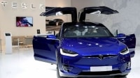 Tesla tiếp tục đốt nóng cuộc chiến giá xe