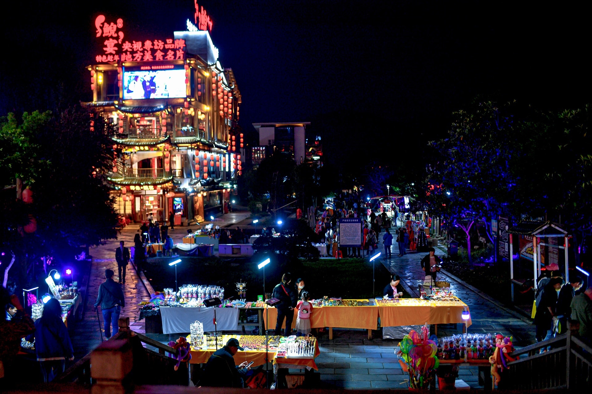 Khách Việt trải nghiệm cách uống rượu của người Miêu ở Trung Quốc