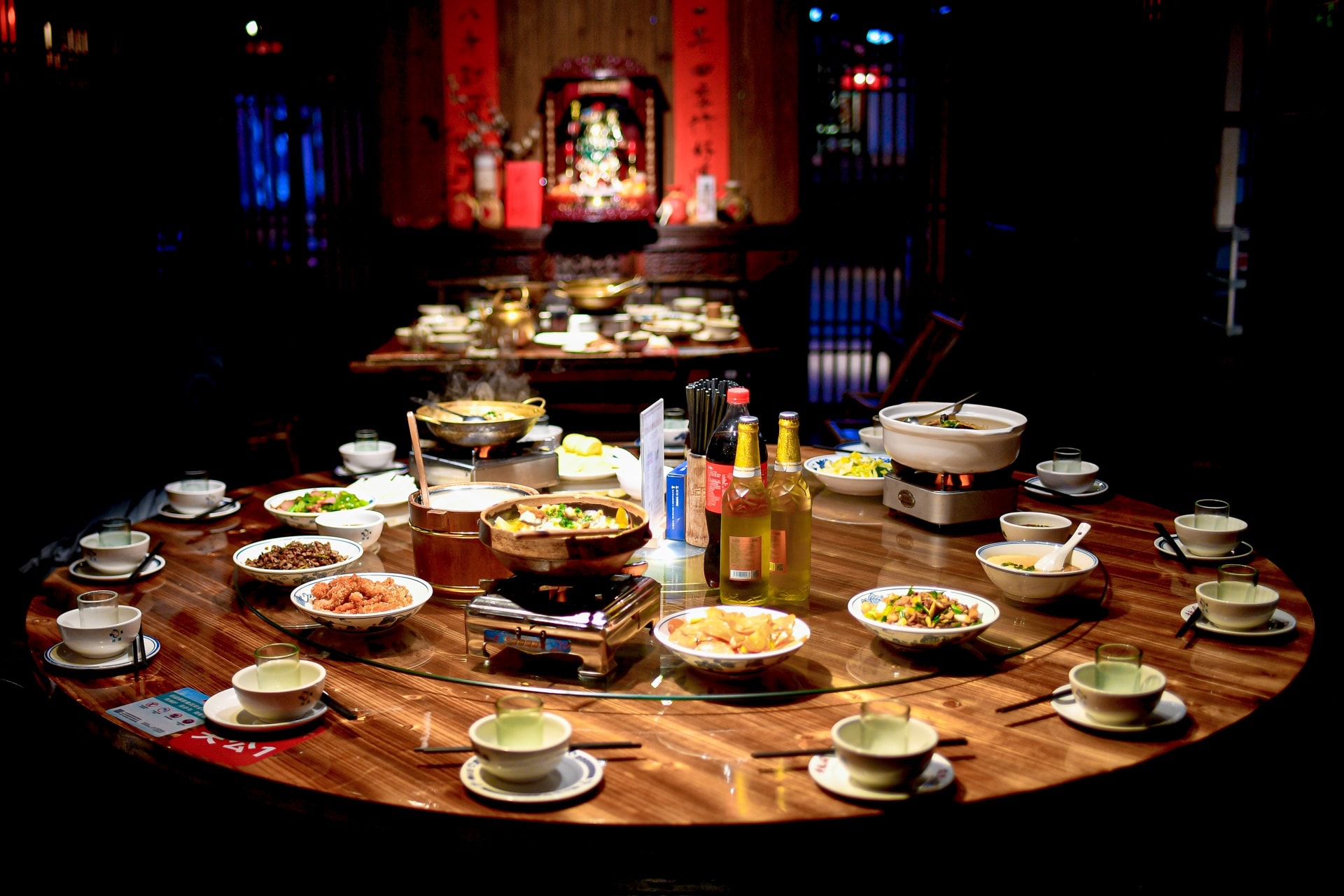 Khách Việt trải nghiệm cách uống rượu của người Miêu ở Trung Quốc