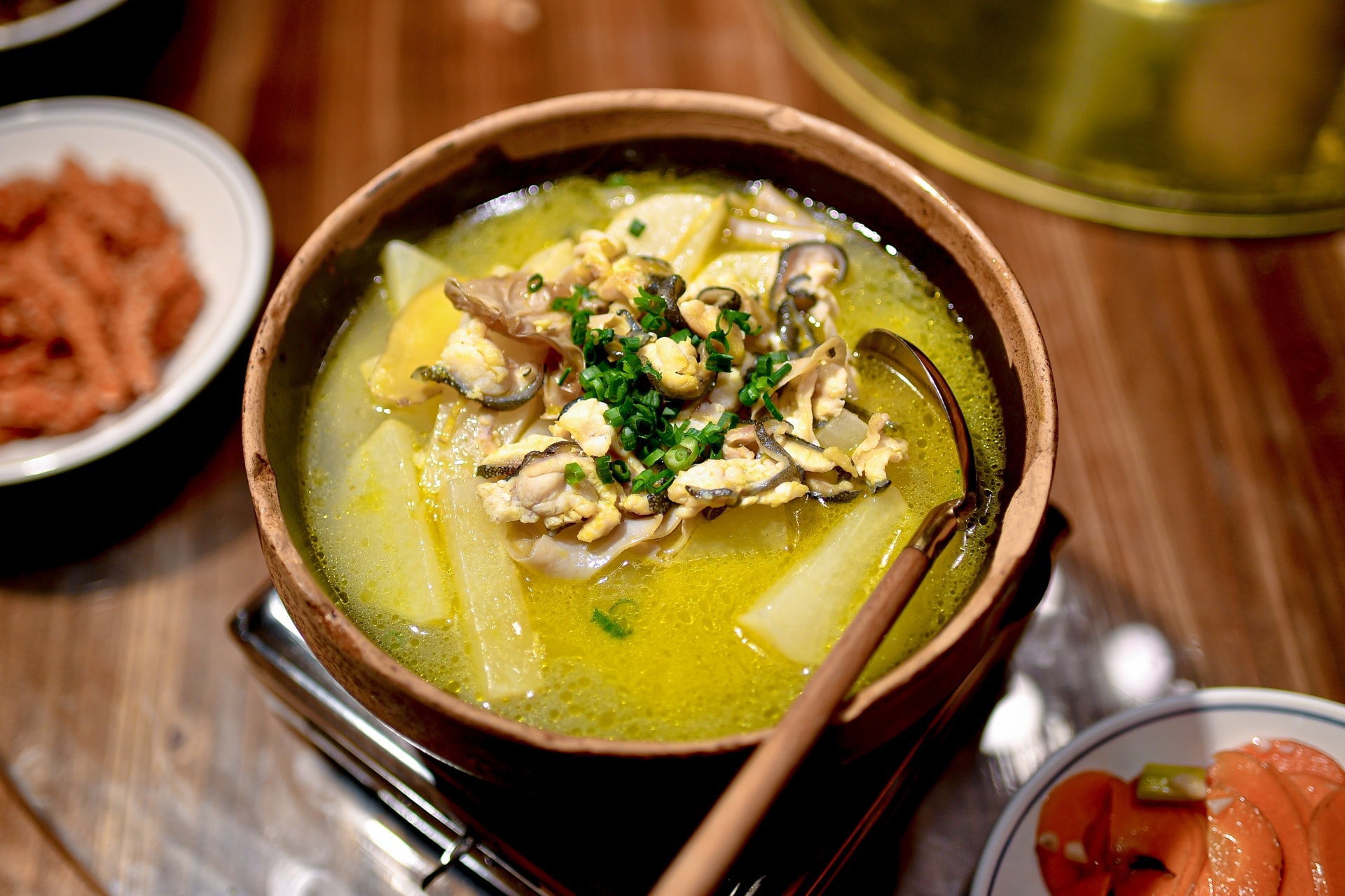 Khách Việt trải nghiệm cách uống rượu của người Miêu ở Trung Quốc