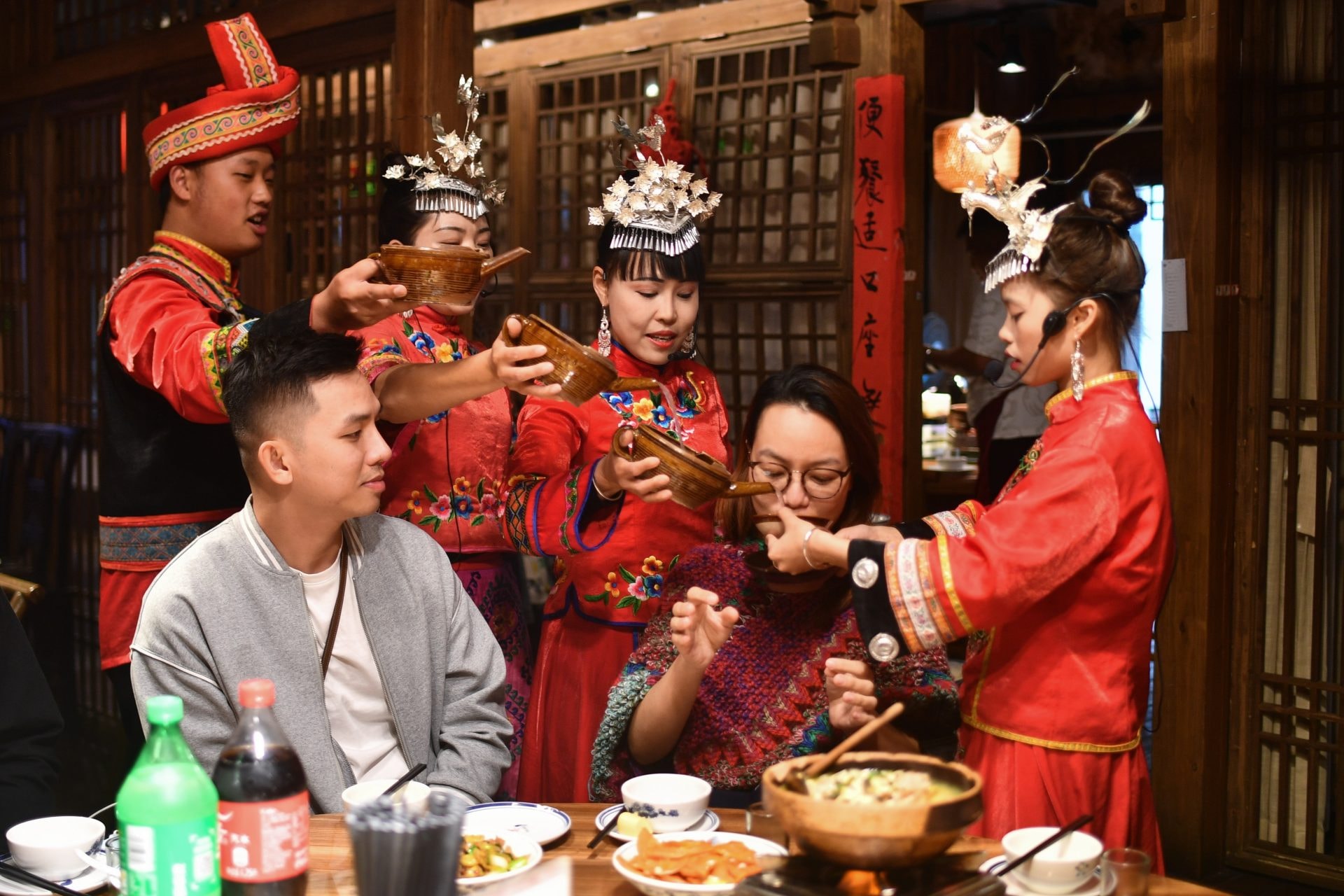 Khách Việt trải nghiệm cách uống rượu của người Miêu ở Trung Quốc