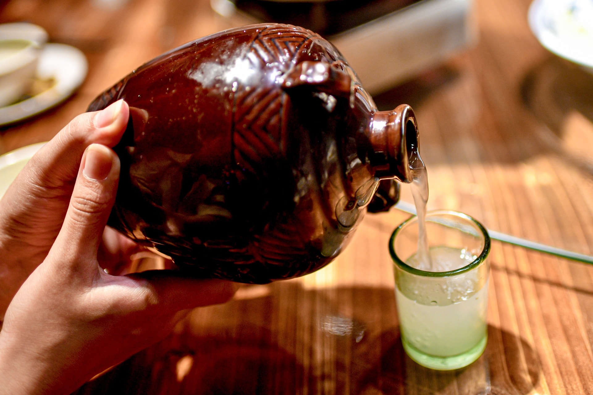 Khách Việt trải nghiệm cách uống rượu của người Miêu ở Trung Quốc