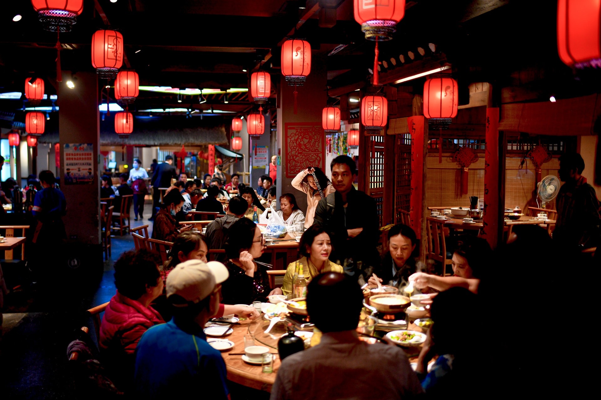 Khách Việt trải nghiệm cách uống rượu của người Miêu ở Trung Quốc