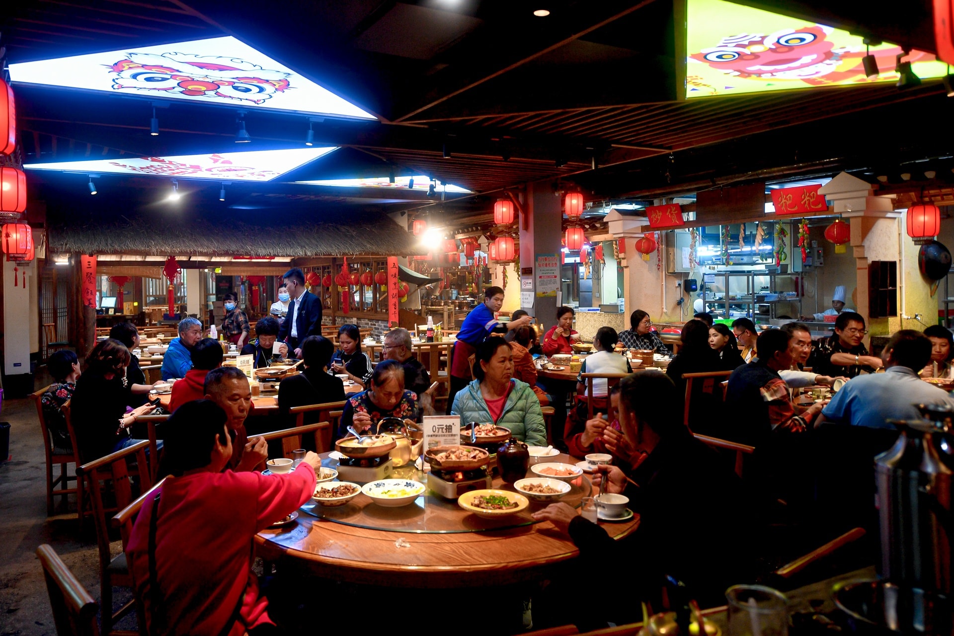 Khách Việt trải nghiệm cách uống rượu của người Miêu ở Trung Quốc