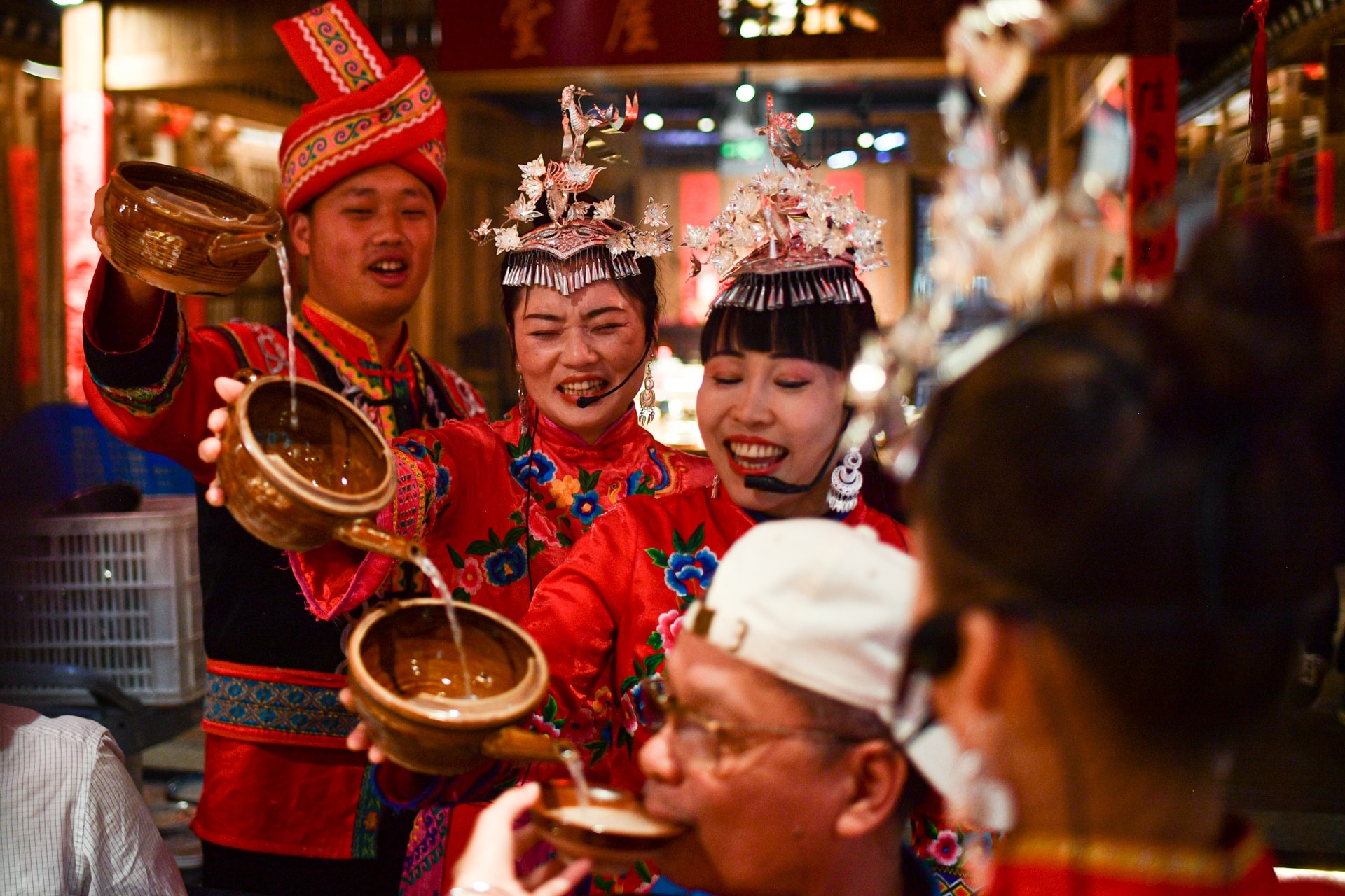 Khách Việt trải nghiệm cách uống rượu của người Miêu ở Trung Quốc