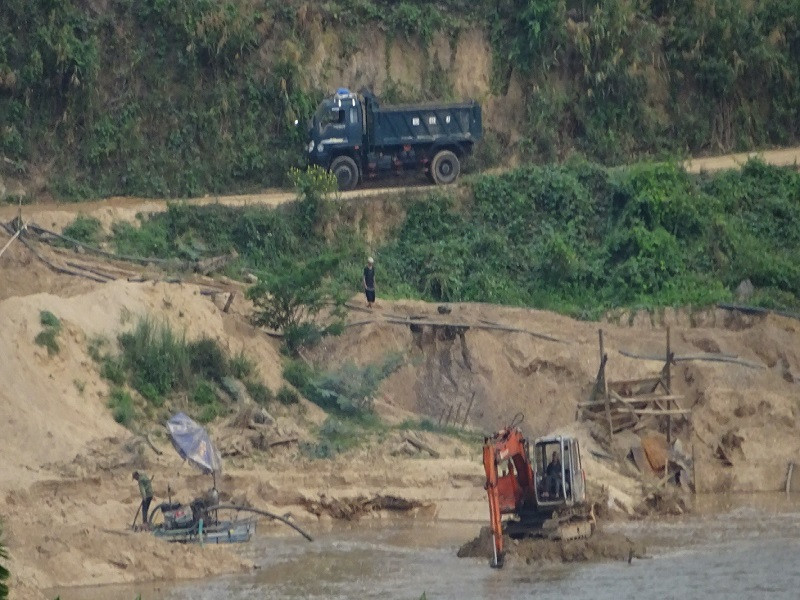 1.Các doanh nghiệp khai thác khoáng sản ở Kon Tum đang gặp nhiều khó khăn về thủ tục quản lý hoàn thiện hồ sơ.