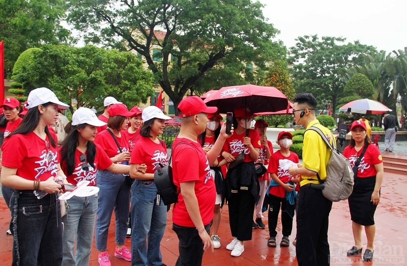 Hướng dẫn viên du lịch đang giới thiệu cho du khách về lịch sử dựng nước và giữ nước của dân tộc ta tại khu vực Tượng đài Nữ tướng Lê Chân