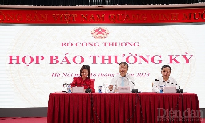 Thứ trưởng Bộ Công Thương Đỗ Thắng Hải chủ trì cuộc họp báo.