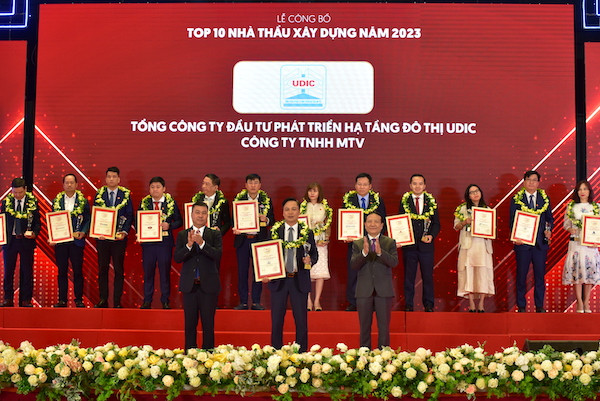 Ông Nguyễn Văn Luyến - Tổng giám đốc Tổng công ty UDIC nhận danh hiệu Top 10 VNR.JPG Giấy chứng nhận Top 10.JPG