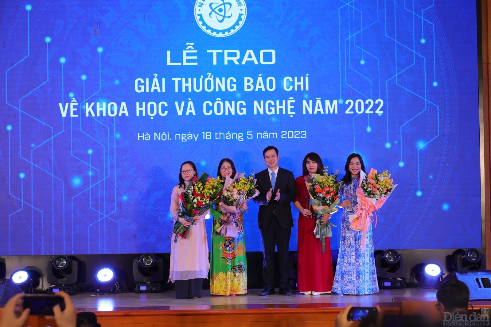 Thứ trưởng Bùi Thế Duy trao giải cho các nhà báo đạt giải thưởng báo chí về KHCN năm 2022