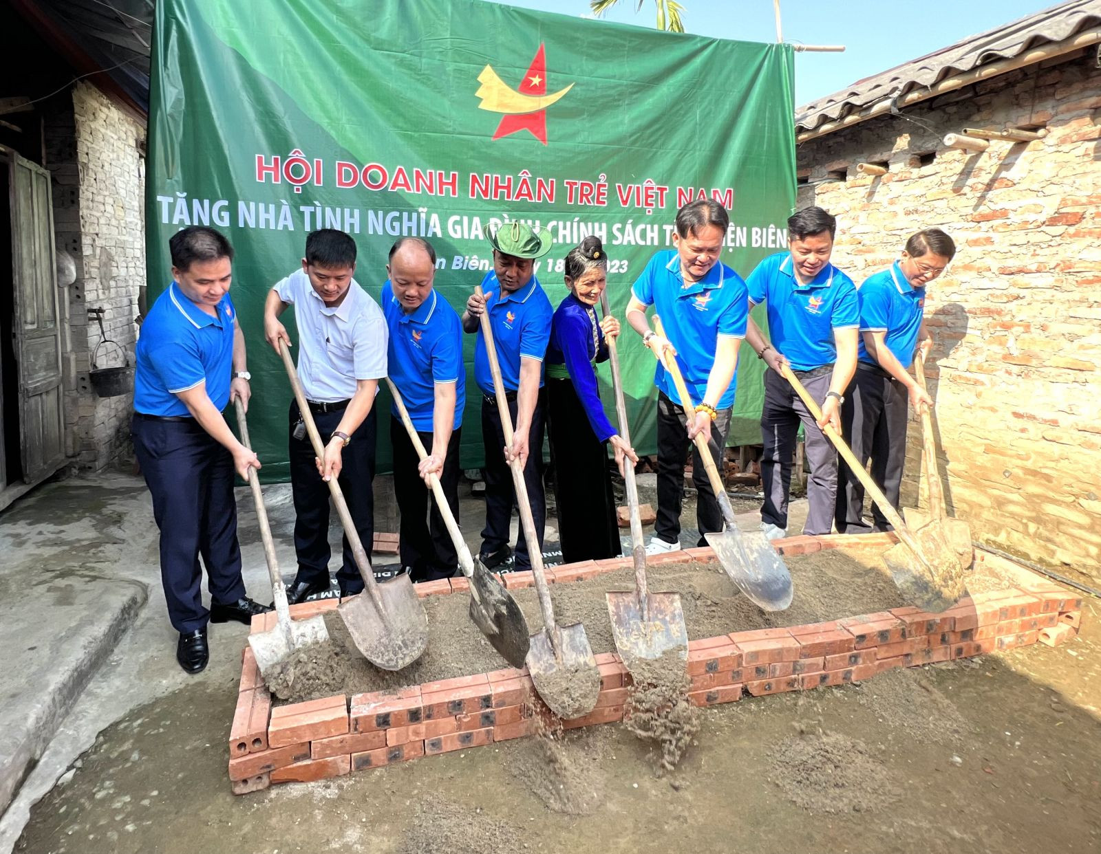 Ngôi nhà tình nghĩa do Hội Doanh nhân trẻ Việt Nam trao tặng kinh phí 70 triệu đồng tặng cựu chiến binh Quàng Văn Tiên, bản Phủ, xã Noong Hẹt, huyện Điện Biên. 