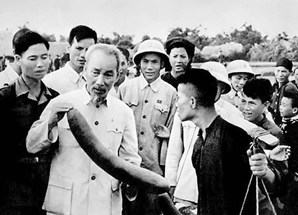  Chủ tịch Hồ Chí Minh với nông dân xã Ái Quốc, huyện Nam Sách, Hải Dương (tháng 5/1957).