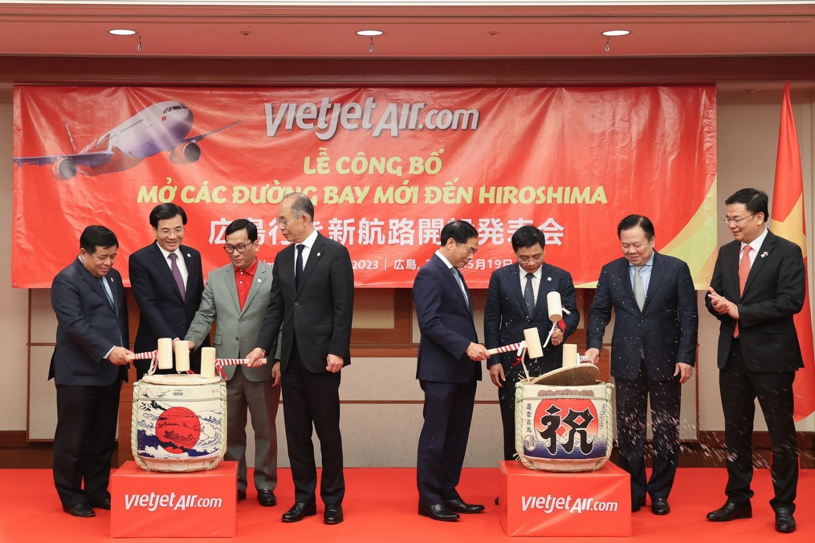 Các đại biểu cùng tham gia vào nghi thức Kagamibiraki chào mừng đường bay Vietjet đến Hiroshima