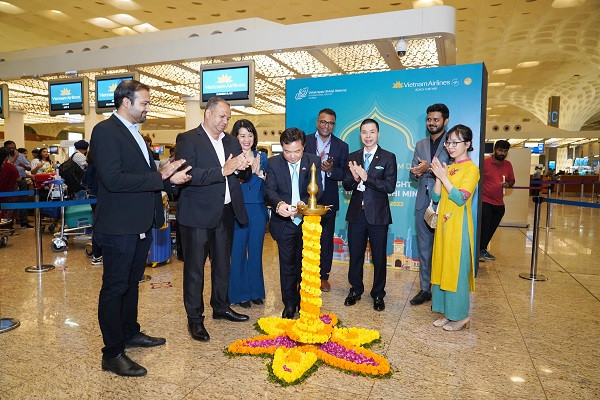 Ông Hoàng Tùng, Tổng lãnh sự Việt Nam tại Mumbai cùng lãnh đạo Vietnam Airlines thực hiện nghi thức khai trương chuyến bay