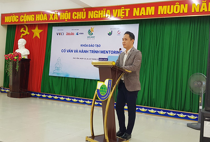 Ông Trương Thanh Hùng, đồng sáng lập Finno Group, Phó Chủ tịch Hội đồng Cố vấn Khởi nghiệp đổi mới sáng tạo Quốc gia VMSA chia sẻ tại Khóa đào tạo Cố vấn khởi nghiệp đổi mới sáng tạo và hành trình mentoring