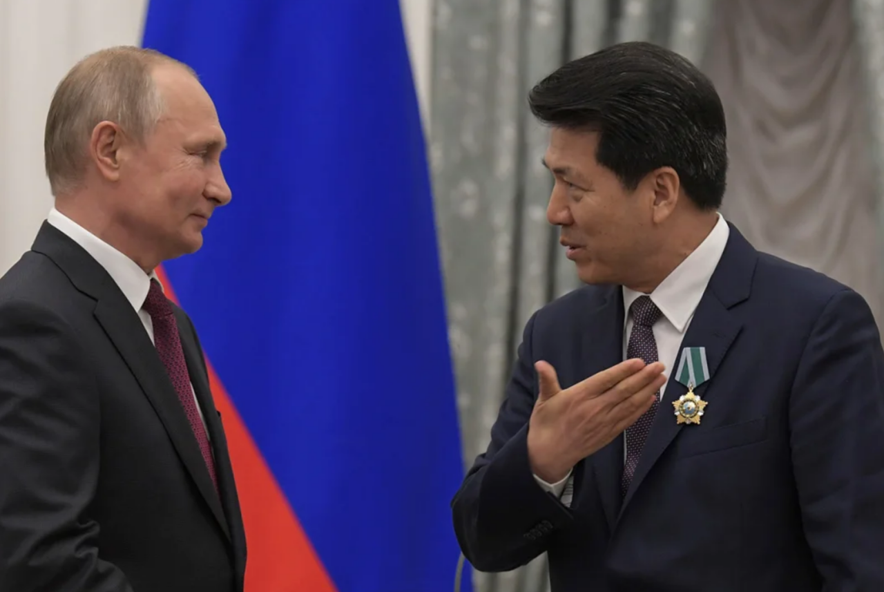 Tổng thống Nga Vladimir Putin trao Huân chương Hữu nghị cho Đại sứ Trung Quốc tại Nga lúc đó là ông Lý Huy (Li Hui) tại Moscow năm 2019