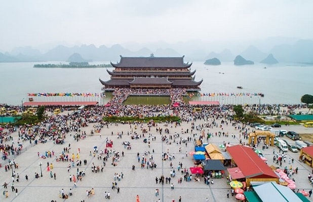 Khách du lịch tham quan chùa Tam Chúc.
