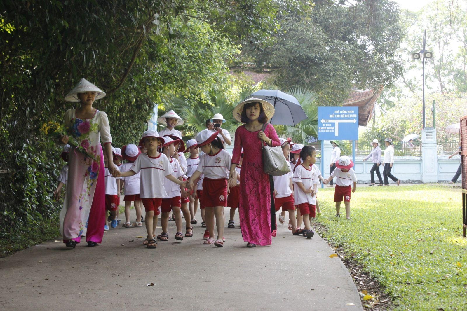 Để xây dựng Nghệ An, quê hương của Chủ tịch Hồ Chí Minh trở thành tỉnh khá của cả nước, tương xứng với vai trò, vị trí đặc biệt quan trọng trong vùng Bắc Trung Bộ và duyên hải Trung Bộ và cả nước, Bộ Chính trị thống nhất ban hành Nghị quyết mới về xây dựng và phát triển tỉnh đến năm 2030, tầm nhìn đến năm 2045