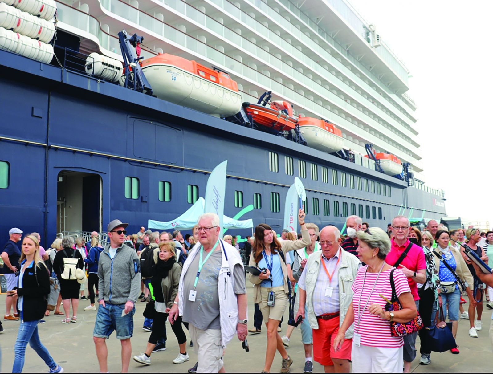  Tàu biển cao cấp Mein Schiff 5 (Malta) mang theo gần 2.000 du khách châu Âu đến Hạ Long.p/Ảnh: M.Dung