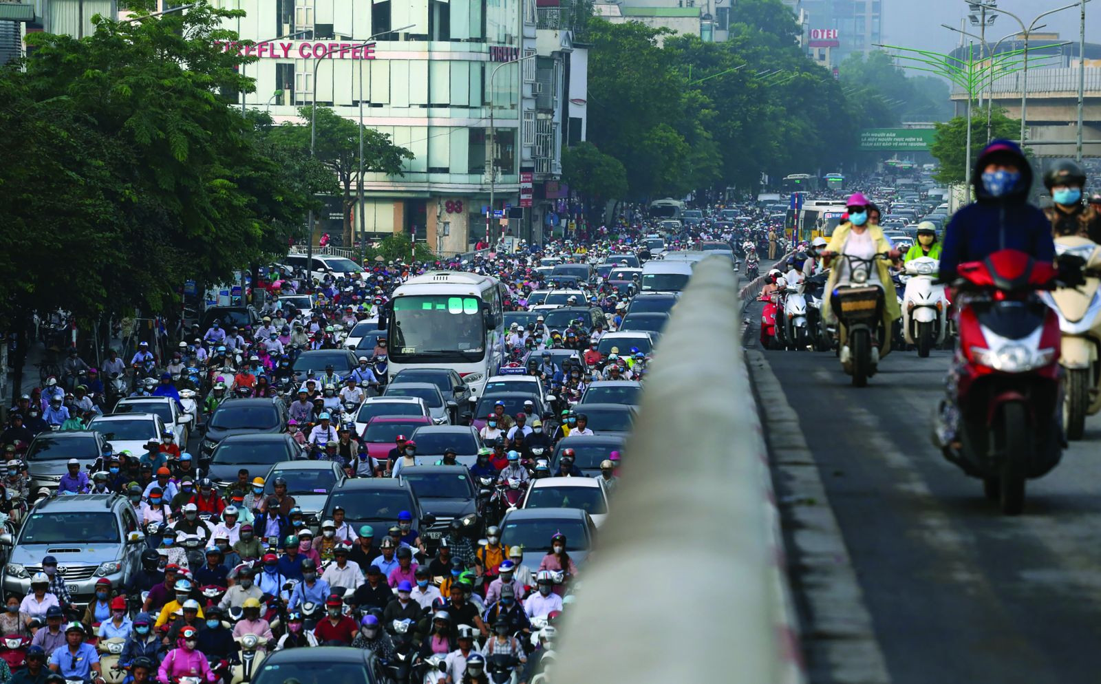  Việc nhanh chóng phát triển các đô thị vệ tinh cho Hà Nội góp phần quan trọng làm giảm áp lực về hạ tầng, ô nhiễm môi trường cho vùng lõi đô thị. Ảnh: Di Linh