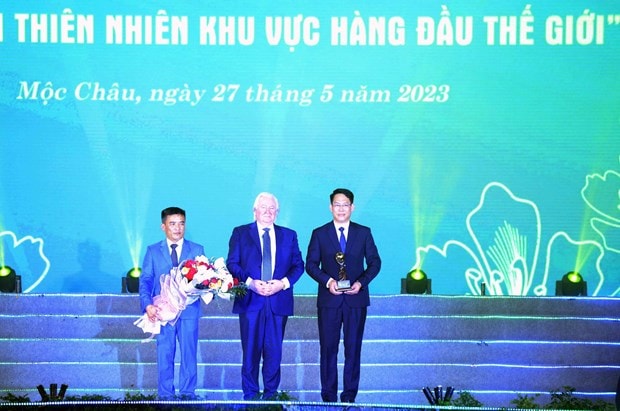 Ông Graham Cooke - Nhà sáng lập, Chủ tịch Giải thưởng Du lịch thế giới (World Travel Award) trao Cup vinh danh Khu Du lịch quốc gia Mộc Châu “Điểm đến thiên nhiên khu vực hàng đầu thế giới” cho lãnh đạo huyện Vân Hồ và Mộc Châu