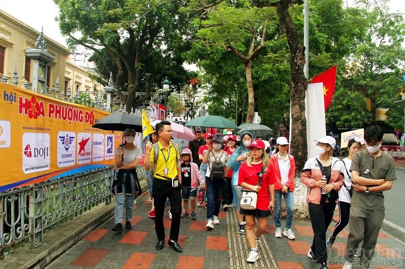 Du khách trải nghiệm tour khám phá TP Hải Phòng