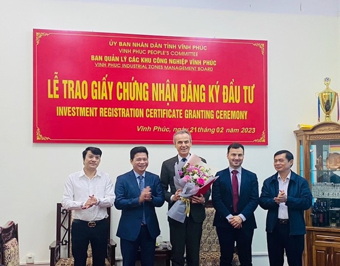 Lãnh đạo Ban quản lý các KCN tỉnh Vĩnh Phúc tặng hoa chúc mừng Công ty TNHH Piaggio Việt Nam tăng vốn đầu tư vào KCN