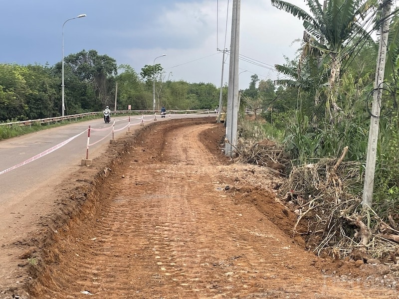 ông Nguyễn Linh - Phó Giám đốc Ban Quản lý dự án đầu tư xây dựng công trình giao thông tỉnh Đồng Nai (chủ đầu tư các dự án) xác nhận: Nhiều dự án giao thông do Ban làm chủ đầu tư hiện đang thiếu vật liệu đắp nền, và việc này đã làm cho kế hoạch thi công của các nhà thầu bị thụ động, có nguy cơ ảnh hưởng tới tiến độ hoàn thành các gói thầu xây lắp