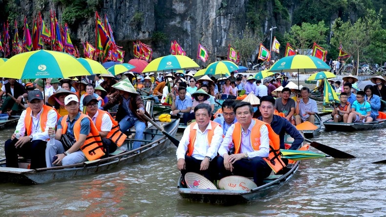 Đông đảo đại biểu và du khách tham dự lễ khai mạc