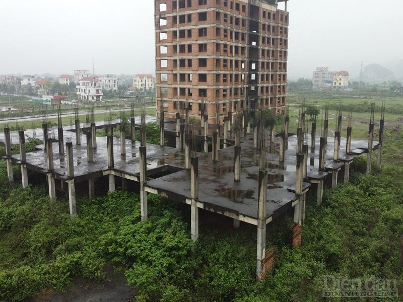 Khung cảnh “hoang tàn” của dự án Đại học Hoa Lư, liệu những công trình dở dang này có đủ điều kiện để xây dựng tiếp hay phải đập bỏ ?