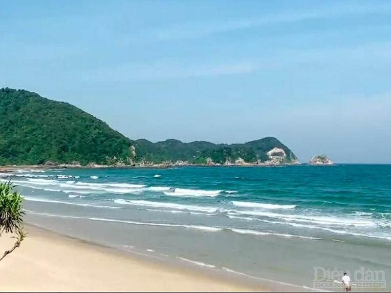 khám phá vẻ đẹp hoang sơ của Cô Tô con, hòn Sư Tử, hòn Cá Chép, lặn ngắm san hô hay tour du lịch ngắm biển trên thuyền, cano...