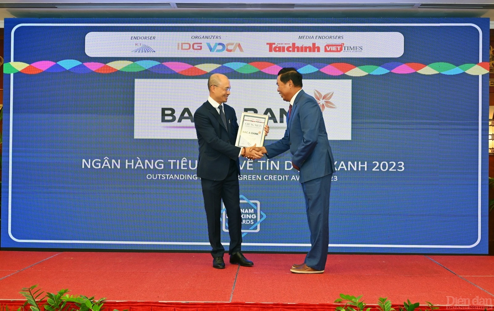 Ông Chu Nguyên Bình - Phó Tổng Giám đốc Ngân hàng TMCP Bắc Á nhận Giải thưởng Ngân hàng tiêu biểu về Tín dụng xanh