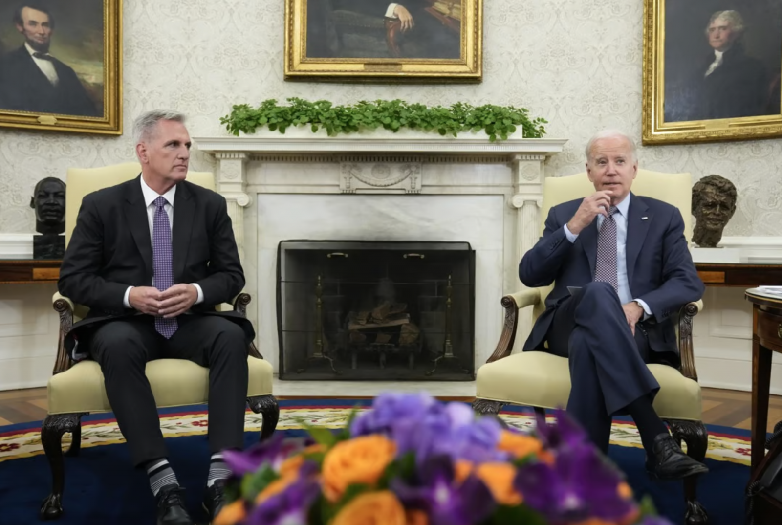 Chủ tịch Hạ viện Kevin McCarthy và Tổng thống Joe Biden gặp nhau để thảo luận về giới hạn nợ của Hoa Kỳ tại Phòng Bầu dục của Nhà Trắng ở Washington, vào ngày 22 tháng 5. Sau nhiều tuần đàm phán, Nhà Trắng và Đảng Cộng hòa đã đạt được thỏa thuận “về nguyên tắc” vào ngày 28 tháng 5 để tăng trần nợ. Ảnh: AP