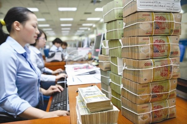 Lãi suất tiết kiệm của các ngân hàng thương mại đồng loạt giảm mạnh. 