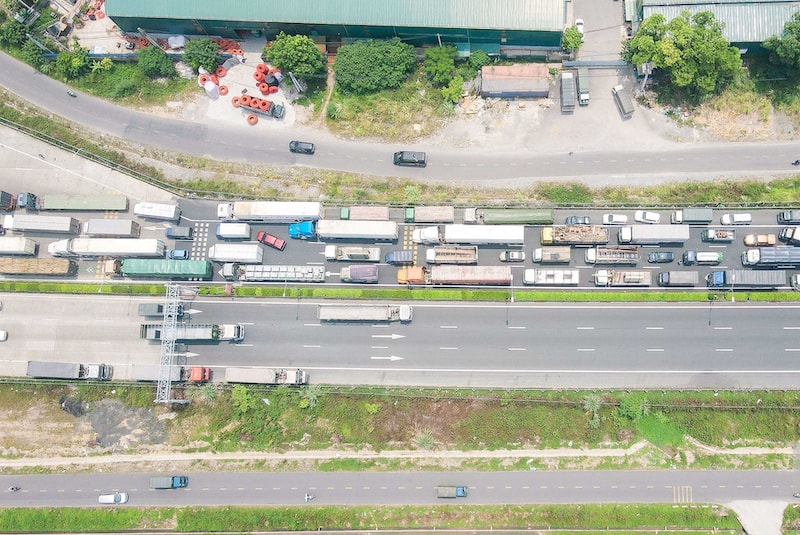 mỗi ngày có hàng trăm xe vận chuyển nông sản chưa thể thông quan phải dừng đỗ trên tuyến đường quốc lộ 1A, lượng phương tiện dừng đỗ ngoài khu vực cửa khẩu đã kéo dài qua địa bàn thành phố Lạng Sơn. Ảnh: NĐT