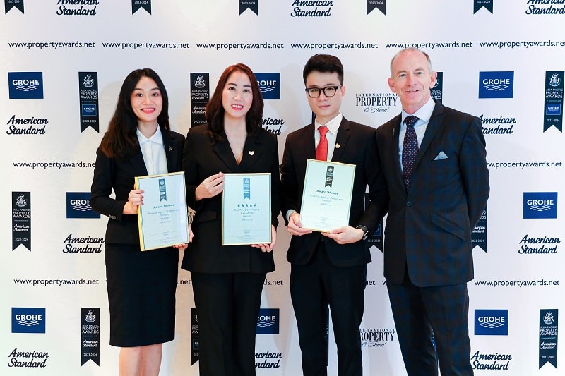 Ông Stuart Shield - Nhà sáng lập kiêm Chủ tịch Giải thưởng International Property Awards chúc mừng DKRA Group với thành quả đạt được và những giải thưởng danh giá