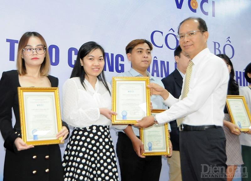 Ông Nguyễn Hữu Nam - Phó giám đốc VCCI HCM trao chứng nhận Hội viên chính thức cho các doanh nghiệp - Ảnh: Đình Đại.