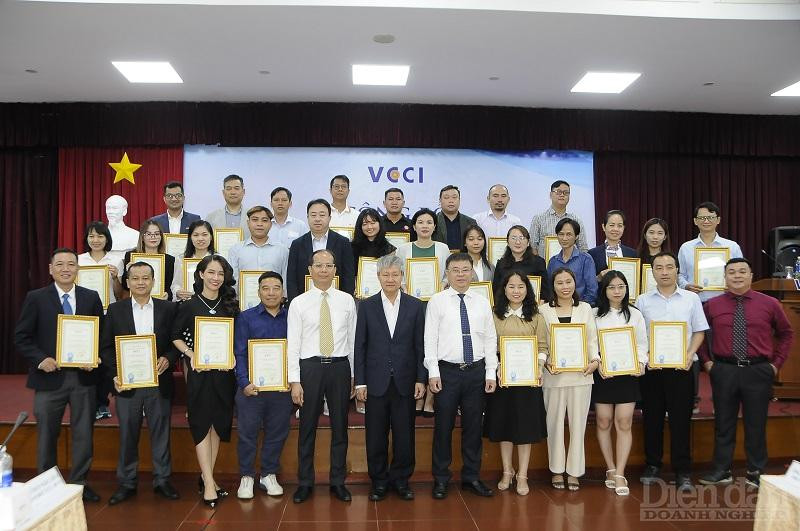 Ban Giám đốc VCCI HCM chụp hình lưu niện với lãnh đạo các doanh nghiệp được trao chứng nhận Hội viên chính thức - Ảnh: Đình Đại.