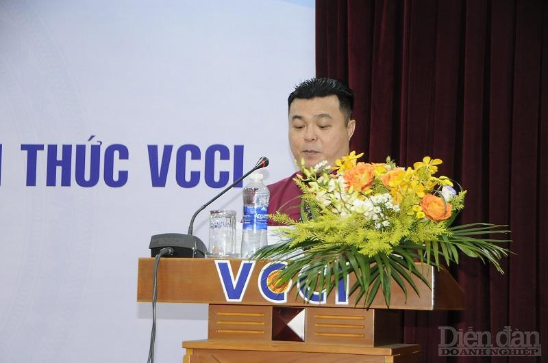 Ông Nguyễn Đoàn Thông - Trưởng Phòng Hội viên Đào tạo VCCI HCM thông qua Quyết định Công nhận Hội viên chính thức cho các doanh nghiệp - Ảnh: Đình Đại.