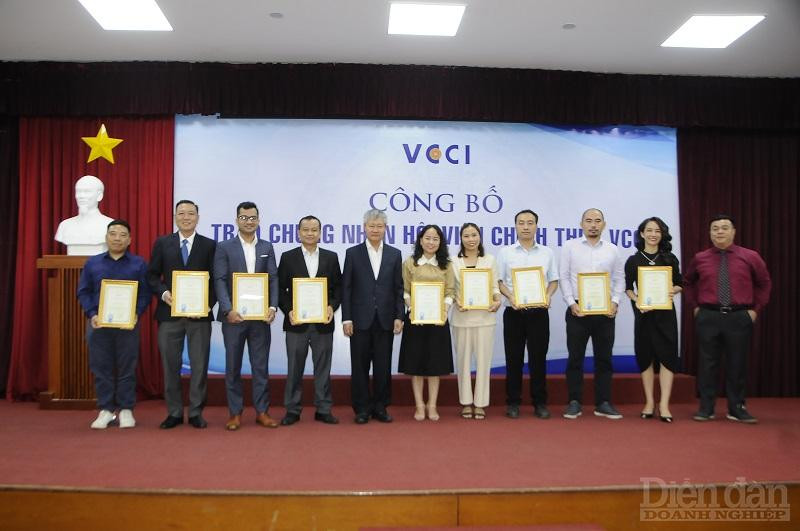 Phó Chủ tịch VCCI Võ Tân Thành chụp hình lưu niện với các doanh nghiệp - Ảnh: Đình Đại.