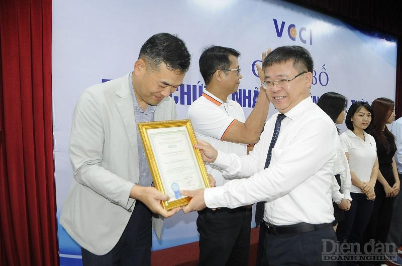 Giám đốc VCCI HCM Trần Ngọc Liêm trao chứng nhận Hội viên chính thức cho các doanh nghiệp - Ảnh: Đình Đại.