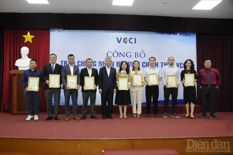 Phó chủ tịch VCCI Võ Tân Thành trao Chứng nhận Hội viên chính thức cho các doanh nghiệp - Ảnh: Đình Đại.