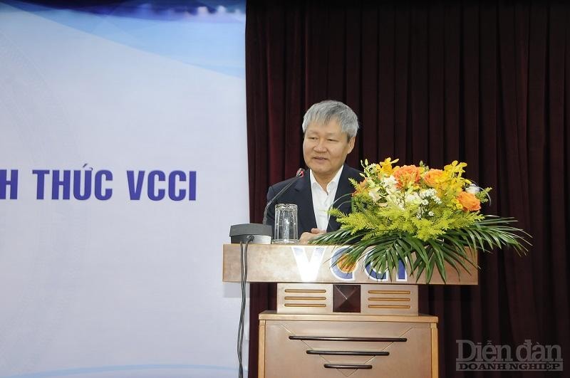 Phó chủ tịch Liên đoàn Thương mại và Công nghiệp Việt Nam (VCCI) Võ Tân Thành phát biểu tại buổi lễ - Ảnh: Đình Đại.