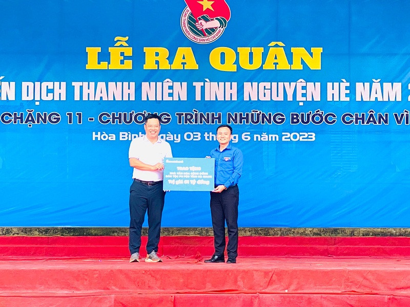 Ông Nguyễn Việt Hưng – Trưởng Văn phòng Sacombank Khu vực Hà Nội (bên phải) trao bảng tượng trưng công trình Nhà Văn hóa cộng đồng Pu Péo trị giá 1 tỷ đồng cho đại diện Hội Liên hiệp Thanh niên Việt Nam.br class=