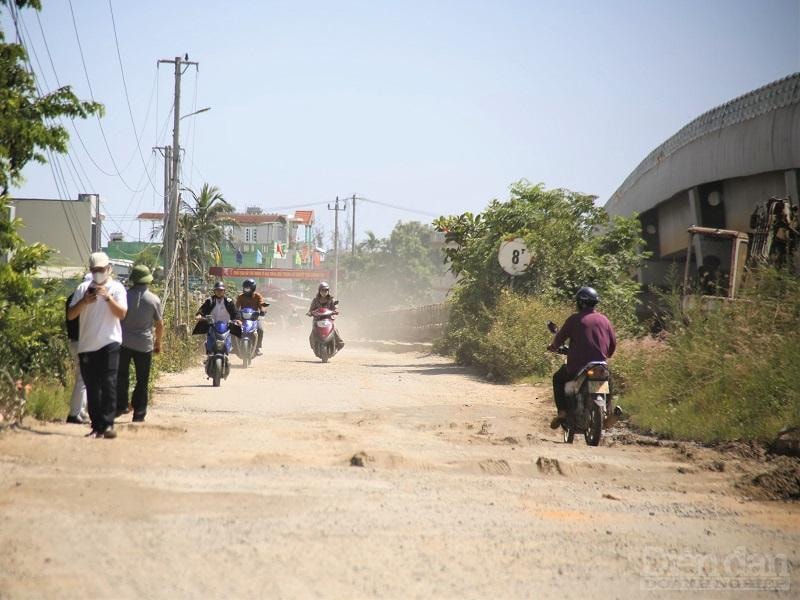 Người dân đi lại trên tuyến đường, cầu cũ đã xuống cấp nghiêm trọng gây bất an về tai nạn giao thông và ô nhiễm mỗi trường.