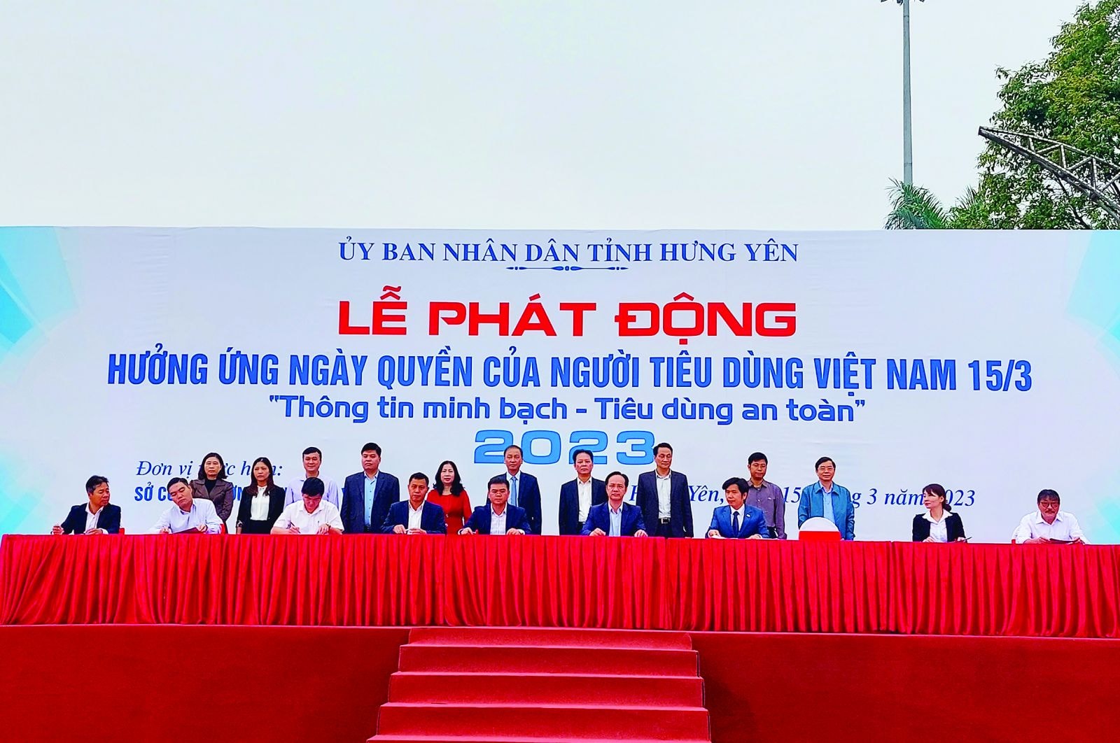  Phó Chủ tịch UBND tỉnh Hưng Yên Nguyễn Hùng Nam và ông Nguyễn Văn Thơ - Giám đốc Sở Công Thương chứng kiến đại diện các Doanh nghiệp trên địa bàn ký cam kết vì người tiêu dùng với Sở Công Thương và Hội bảo vệ quyền lợi người tiêu dùng tỉnh Hưng Yên