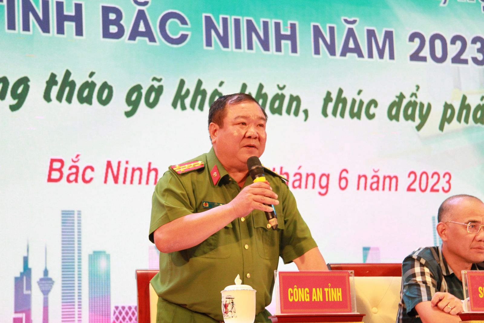 Đại tá Phạm Văn Lương, Phó Giám đốc Công an tỉnh Bắc Ninh giải đáp vướng mắc của doanh nghiệp