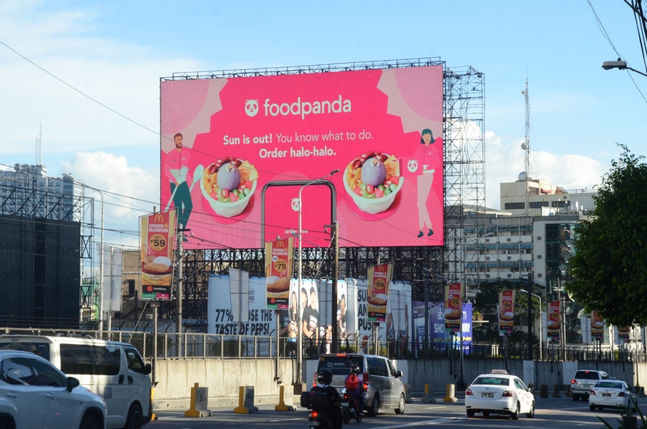 Công ty Foodpanda đã sử dụng mật độ lưu lượng giao thông và dự báo thời tiết để hiển thị danh sách món ăn phù hợp cho khách hàng đang tham gia giao thông. Đây là chiến dịch thay đổi quảng cáo theo ngữ cảnh đầu tiên trên DOOH – quảng cáo kĩ thuật số ngoài trời tại Philippines.