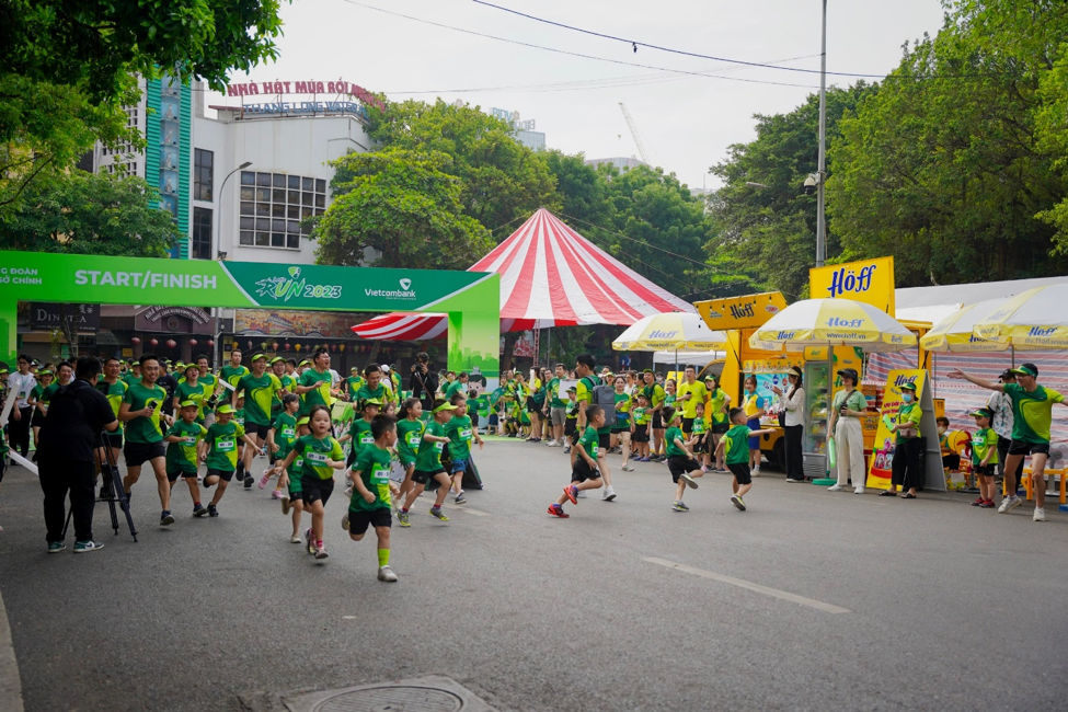 2000 thiếu nhi và các gia đình tham gia giải chạy Let’s Run của Vietcombank 2023 quanh Bờ Hồ