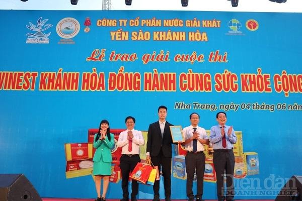 Lãnh đạo Công ty Cổ phần Nước giải khát Yến sào Khánh Hòa trao giải cho khách hàng may mắn